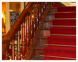 Escaliers. Tapis rouge. Anniversaire, Lauriers 20 ans Stock